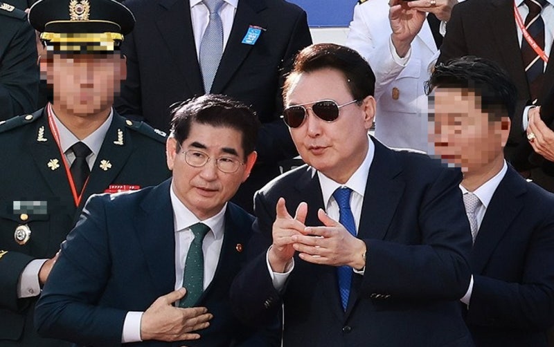 [속보] 이적죄 윤석열, 징역 30년...김용현도 징역 30년
