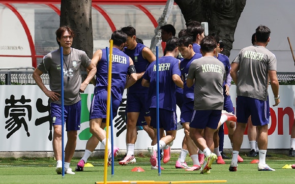 [속보] 축구 대표팀 비공개 훈련 중 불법 드론 출현⋯남성 2명 도주