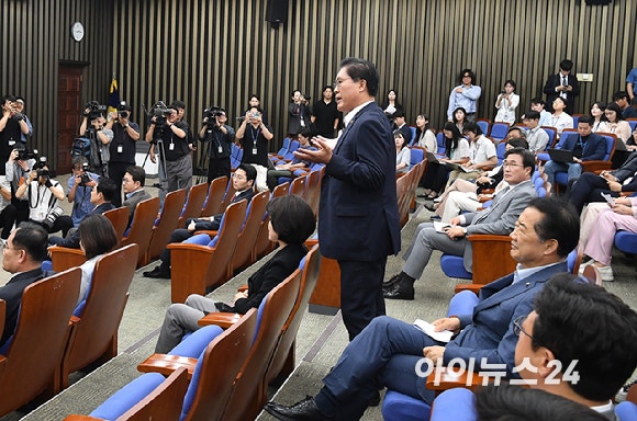 "공개발언하겠다" "나가서 하세요"...국힘 의총, 시작부터 파행