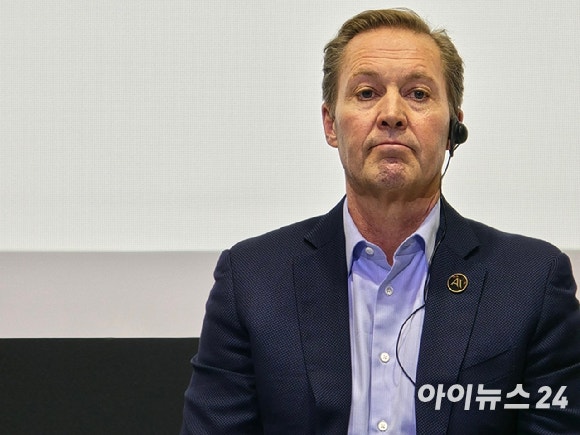 크리스 차우리 앤트로픽 인터내셔널 총괄이 17일 오후 서울 여의도 콘래드 호텔에서 열린 앤트로픽 서울 오피스 출범 기자간담회에서 취재진 질의를 경청하고 있다. [사진=안세준 기자]