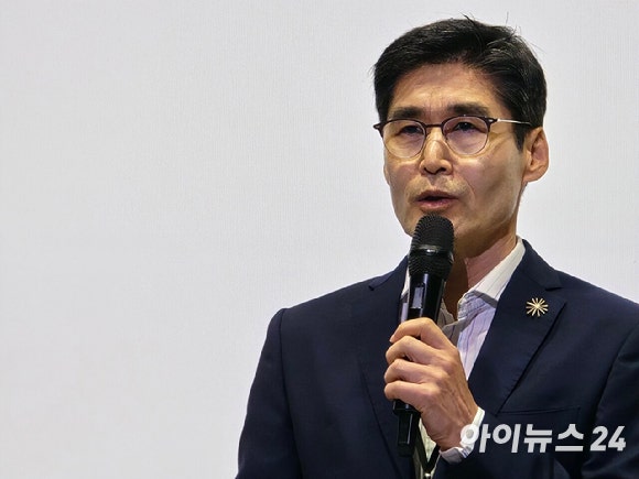 최기영 앤트로픽 한국 대표가 17일 오후 서울 여의도 콘래드 호텔에서 열린 앤트로픽 서울 오피스 출범 기자간담회에서 발표하고 있다. [사진=안세준 기자]