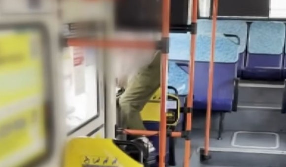 울산 한 버스에서 승객이 하차를 요구하며 창문 밖으로 뛰어내릴 듯한 모습을 보여 논란이 되고 있다.[사진=JTBC 사건반장 캡처]