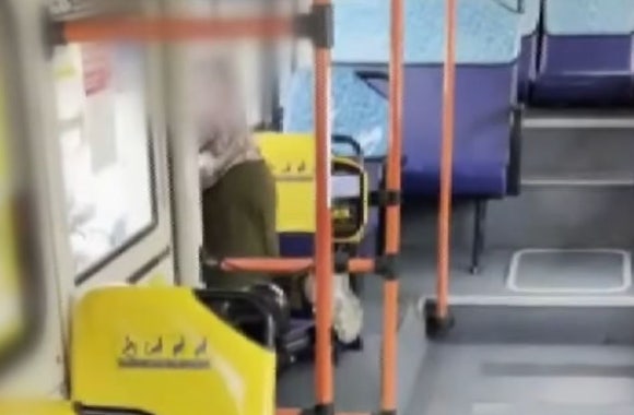 울산 한 버스에서 승객이 하차를 요구하며 창문 밖으로 뛰어내릴 듯한 모습을 보여 논란이 되고 있다.[사진=JTBC 사건반장 캡처]