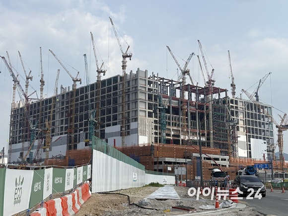 SK하이닉스, HBM 증설에 수십조 베팅…업계 "LTA 확대도 투자 배...