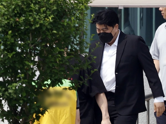 [속보] '음주 뺑소니' <b>김호중</b>, <b>가석방 출소</b>⋯조용히 교도소 떠나