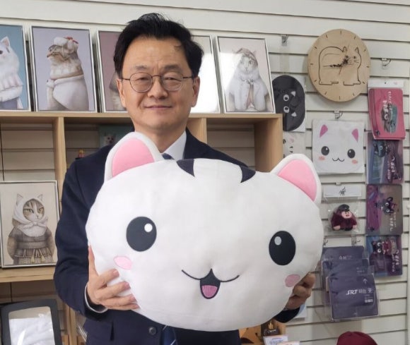 민경선 고양 시장이 '고양 고양이' 캐릭터와 함께 포즈를 취해 기념촬영을 하고 있다. [사진=민경선 고양 시장]