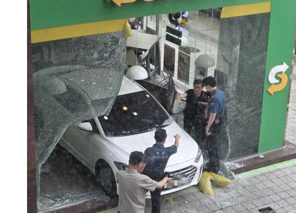 [속보] 서초구 반포동 샌드위치 매장에 차량 돌진⋯1명 중상·4명 경상