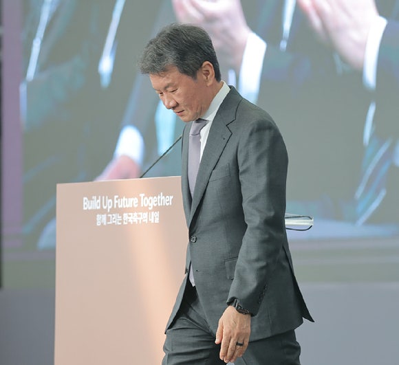 정몽규 대한축구협회장이 지난달 7일 충남 천안 코리아풋볼파크에서 열린 공식 개관식에서 기념사를 마친 뒤 자리로 향하고 있다.[사진=연합뉴스]
