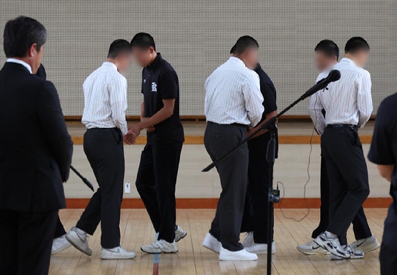 서울 배재고등학교 야구부 학생들이 지난 6일 전남광주특별시 광주제일고등학교를 찾아 사과한 뒤 광주제일고 야구부와 악수하고 있다. [사진=연합뉴스]