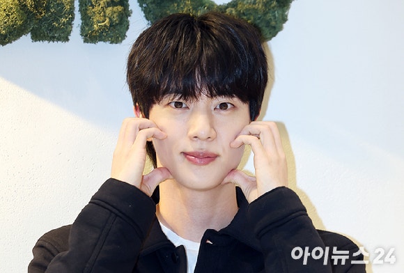 BTS 진이 지난 1일 오후 서울 강남구 도산공원에 위치한 프리미엄 라이프스타일 브랜드 알로(alo) 플래그십 스토어에서 열린 포토행사에 참석해 포즈를 취하고 있다. [사진=곽영래 기자]