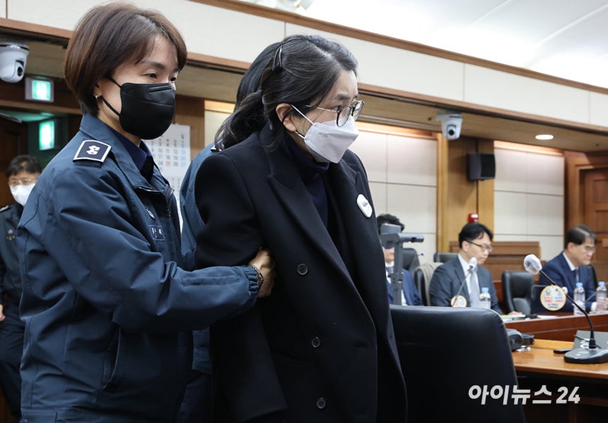 2025년 12월 3일 서울 서초구 서울중앙지방법원에서 주가조작과 통일교 청탁 등의 혐의를 받는 김건희 씨의 결심공판 진행된 가운데 김건희 여사가 법정으로 들어오고 있다.[사진=사진공동취재단]