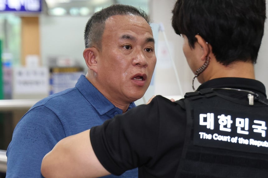 여론조사를 무상으로 받은 혐의로 기소된 윤석열 전 대통령의 1심 결과가 선고된 지난 13일 윤 전 대통령에게 여론조사를 무상으로 제공한 정치 브로커 명태균씨가 서울 서초구 서울중앙지법에서 열린 선고 공판에 출석하고 