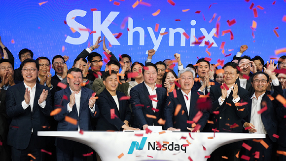 지난 10일 오전(현지시간) 미국 뉴욕 나스닥 마켓사이트에서 열린 '오프닝 벨' 행사에서 최태원 SK그룹 회장,곽노정 SK하이닉스 CEO,고승범 SK하이닉스 사외이사 겸 이사회 의장이 타종을 하며 나스닥 ADR 