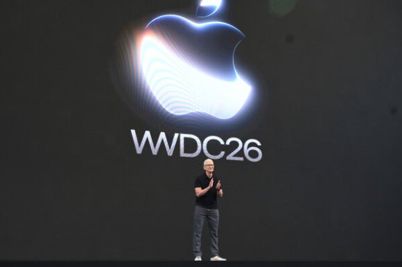 팀 쿡 애플 CEO가 마지막 세계개발자회의(WWDC) 기조연설에 나서고 있다.[사진=AP통신]