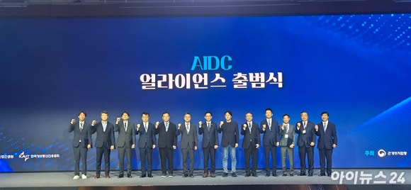 AI 데이터센터(DC) 국가 전략산업화를 위한 'AIDC 얼라이언스 출범식이 29일 서울 소공동 롯데호텔에서 열렸다. 배경훈 부총리 겸 과학기술정보통신부 장관을 비롯한 내빈들이 출범 세레모니를 하고 있다. [사진=서