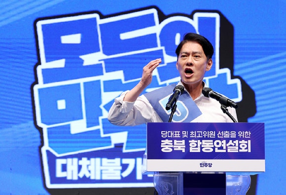 한민수 더불어민주당 최고위원 후보가 1일 충북 청주시 CJB미디어센터에서 열린 당대표·최고위원 순회경선 합동연설회에서 정견 발표를 하고 있다. [사진=연합뉴스]