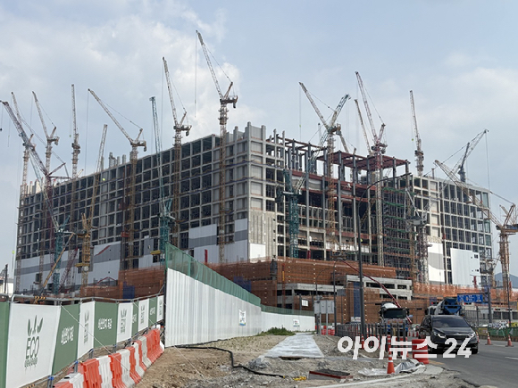 SK하이닉스 용인 반도체 클러스터 1기 팹 공사가 진행 중인 모습.[사진=권서아 기자]