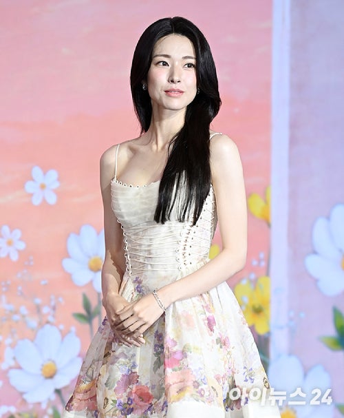 배우 <b>하영</b>, '증조부 <b>친일</b> 논란' <b>사과</b>…"가족의 역사, 무거운 마음으로 ...