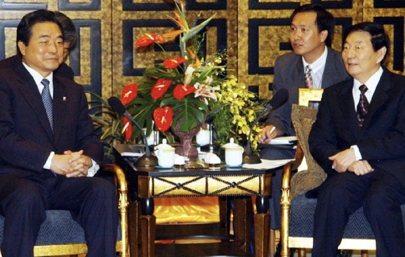 2002년 중국 보아오에서 이한동 당시 한국 총리를 만난 주룽지 전 중국 총리(오른쪽).[사진=연합뉴스 ]