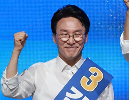 김민석 더불어민주당 당대표 후보가 15일 전남광주 나주시 나주종합스포츠파크 다목적체육관에서 열린 민주당 대표·최고위원 전남광주 합동연설회에 참석해 기념 촬영하고 있다. 2026.8.15 [사진=연합뉴스]