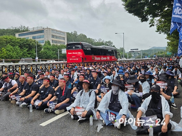 21일 전국금속노동조합(금속노조)이 서울 양재동 현대자동차 본사 앞에서 '자동차 업종 공동 파업 대회'를 진행하고 있다. [사진=최란 기자]