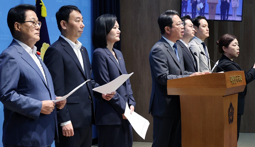 김승원 법제사법위원회 여당 간사를 비롯한 여당 소속 법사위원들이 21일 국회 소통관에서 조희대 대법원장의 사퇴를 촉구하는 기자회견을 하고 있다. 2026.8.21 [사진=연합뉴스]