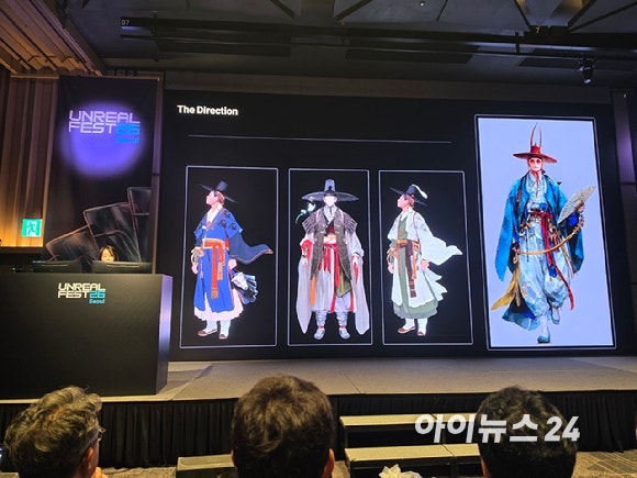 목영미 넥슨게임즈 아트 디렉터가 21일 열린 '리얼 페스트 서울 2026에서 '우치 더 웨이페어러'에 구현한 한복을 소개하고 있다. [사진=곽민구 기자]