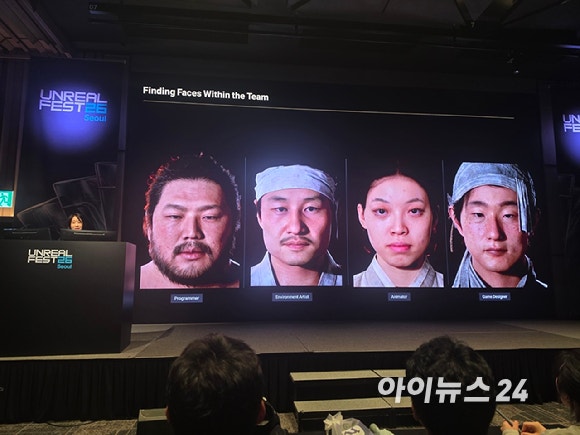 목영미 넥슨게임즈 아트 디렉터가 21일 열린 '리얼 페스트 서울 2026에서 '우치 더 웨이페어러'에 구현한 조선 백성의 얼굴을 소개하고 있다. [사진=곽민구 기자]