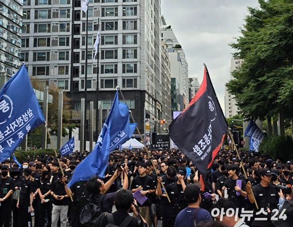 21일 삼성전자 서초 사옥 주변에서 동행 노조가 가두행진을 하기 위해 준비하고 있다. [사진=황세웅 기자]