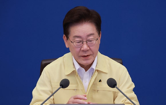 이재명 대통령이 20일 청와대에서 열린 수석보좌관회의 참석해 회의 시작을 기다리고 있다. 2026.8.20 [사진=연합뉴스]