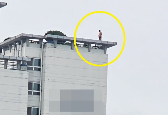 경기 의정부시 의정부동의 한 아파트 옥상에서 중년 남성이 투신 소동을 벌이고 있다. [사진=독자제공/연합뉴스]