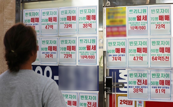 지난 10일 서울 서초구 한 부동산 중개업소에 붙은 매물 모습 [사진=연합뉴스]