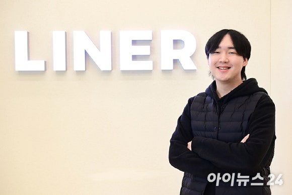 김진우 라이너 대표가 서울 마포구 동교동 라이너 본사에서 아이뉴스24와 인터뷰에 앞서 포즈를 취하고 있다. [사진=정소희 기자]