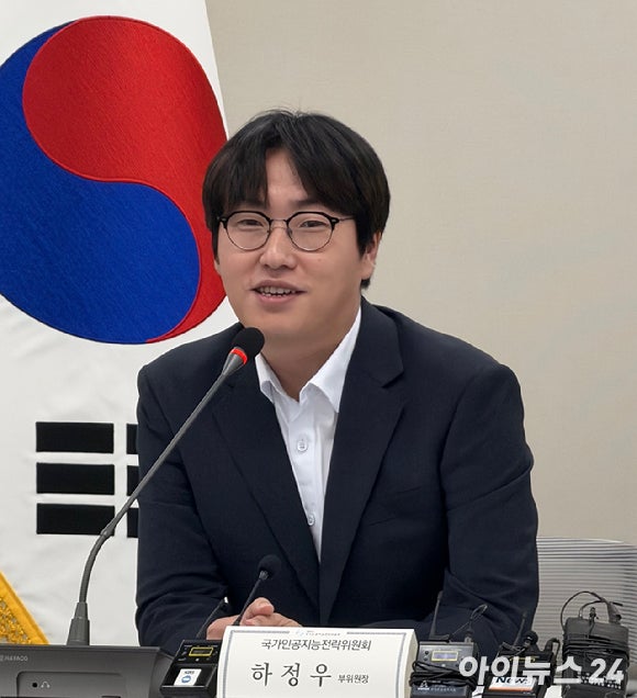 하정우 국가인공지능전략위원회 부위원장이 31일 서울 중구 국가인공지능전략위 16층 회의실에서 기자간담회를 열고 질의응답을 진행하고 있다. [사진=최효경 기자]