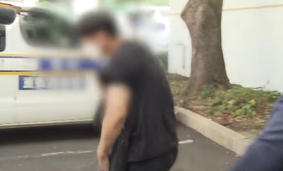 30대 장모 씨와 60대 남성 등에 대한 실종 신고를 허위로 종결한 혐의를 받는 제주 경찰관이 석방된 뒤 유족들의 울분을 뒤로 하고 자리를 떠났다. 사진은 지난달 24일 제주 동부경찰서를 떠나고 있는 부모 경장. [