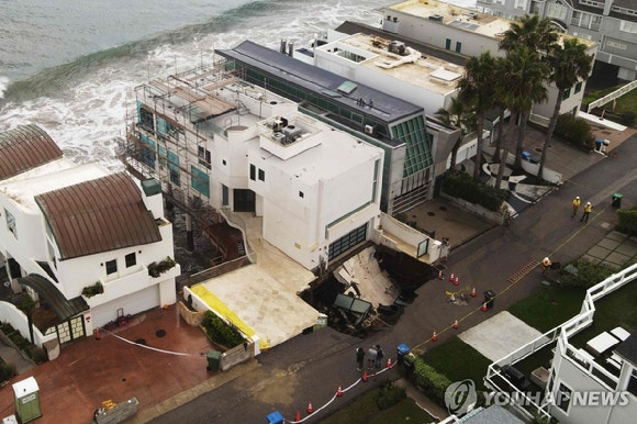 말리부 해안 니컬러스 케이지 저택 앞 싱크홀 [사진=AFP/연합뉴스]