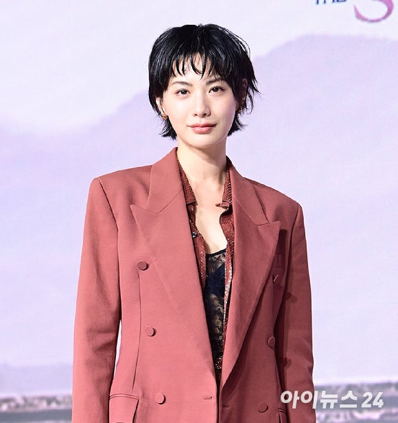 "<b>입술 필러</b> 어색했다면 내 잘못"…배역 외모 논란에 <b>사과</b>한 '<b>나나</b>'