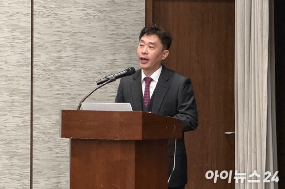 김병필 KAIST 교수는 23일 서울 중구 은행회관에서 열린 개인정보보호위원회 'AI 프라이버시 민·관 정책협의회' 2차 전체회의에서 '에이전틱 AI의 프라이버시 이슈'를 주제로 발제하고 있다. [사진=최효경 기자]