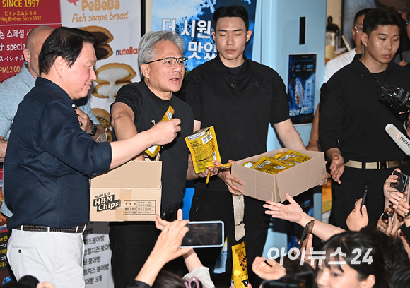 "More HBM! More HBM!(HBM을 더! 더!)" 젠슨 황 엔비디아 최고경영자(CEO)가 지난 6월5일 서울 마포구 서교동의 한 고깃집에서 최태원 SK회장, 구광모 LG회장, 이해진 네이버 의장과 삼겹살 