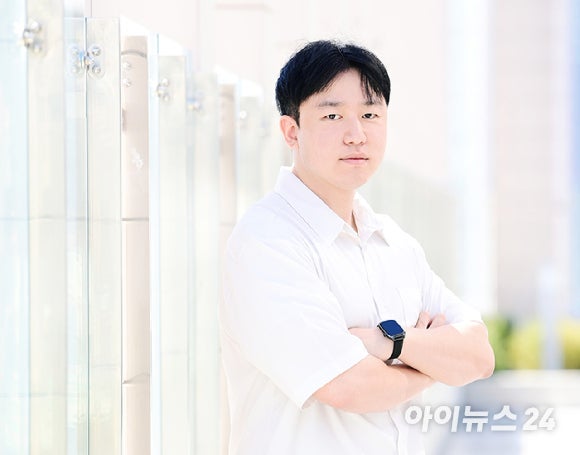 여승호 AI 미디어 아트 디렉터가 16일 오후 서울 영등포구 양평동에 위치한 아이뉴스24 사옥에서 진행된 인터뷰 전 포즈를 취하고 있다. [사진=정소희 기자]
