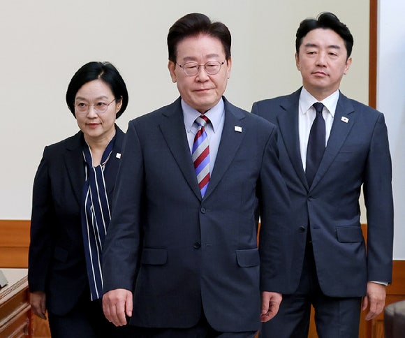 [속보] 李, <b>DMZ 지뢰 부상</b> 장병 병문안