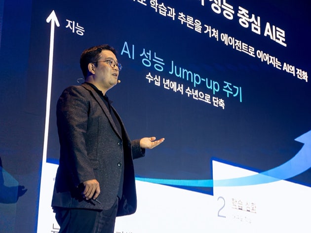 30일 삼성전자 서초사옥에서 열린 '삼성 AI 포럼 2026'에서 황인철 삼성전자 MX사업부 부사장이 '인간수준의 지능 효율을 향하여'를 주제로 강연하고 있다.[사진=삼성전자]