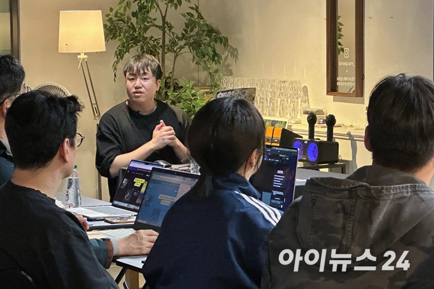여승호 AI 아트 디렉터가 1일 서울 강남구 역상동 라임스퀘어 강남역점에서 진행된 아이뉴스24 'AFX 마스터 클래스'에서 강의를 하고 있다. [사진=문수지 기자]