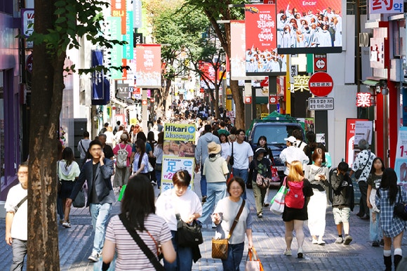 20일 서울 명동을 찾은 외국인 관광객들의 모습. [사진=연합뉴스]