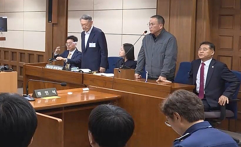 정치 브로커 명태균씨로부터 여론조사를 무상으로 받은 혐의로 기소된 윤석열 전 대통령이 7일 서울 서초구 서울고등법원(서울고법)에서 열린 2심 선고 공판에 출석하고 있다.서울고법 형사7부(구회근 부장판사)는 이날 정