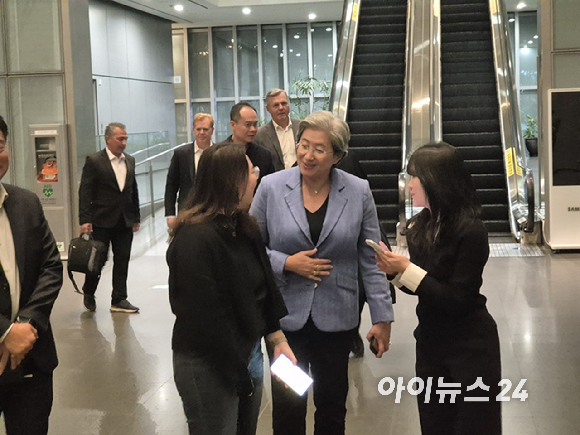 리사 수 AMD 회장 겸 최고경영자(CEO)가 7일 오후 8시께 서울 서초구 삼성전자 서초사옥에서 회동을 마친 뒤 기자들과 질의응답을 하고 있다.[사진=권서아 기자]