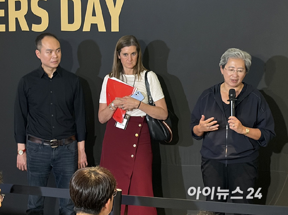 리사 수 AMD 회장 겸 최고경영자(CEO)가 7일 서울 용산구 서울드래곤시티에서 열린 'AMD 게이머 데이' 행사 후 기자들과 질의응답을 하고 있다.왼쪽은 잭 후인 AMD 컴퓨팅 및 그래픽 그룹 총괄 수석부사장.