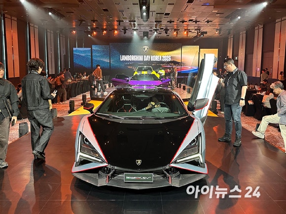 8일 그랜드 워커힐 서울에서 열린 '람보르기니 데이 코리아 2026'에서 '레부엘토 SV'가 아시아·태평양 지역 최초로 공개되고 있다.[사진=김현영,최지호 인턴기자]