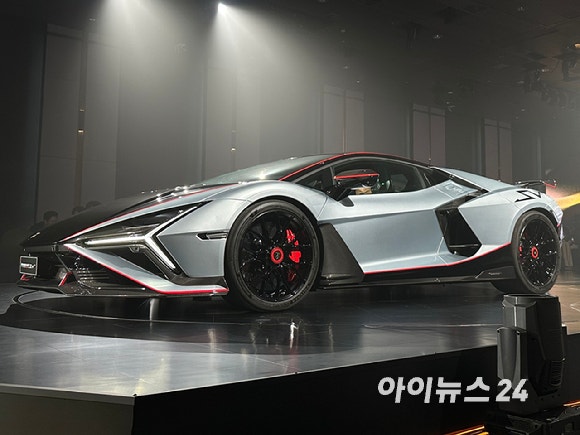 8일 그랜드 워커힐 서울에서 열린 '람보르기니 데이 코리아 2026'에서 '레부엘토 SV'가 아시아·태평양 지역 최초로 공개되고 있다.[사진=김현영,최지호 인턴기자]