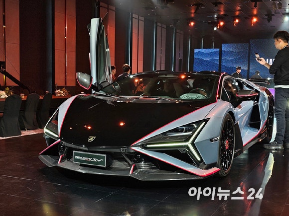 8일 그랜드 워커힐 서울에서 열린 '람보르기니 데이 코리아 2026'에서 '레부엘토 SV'가 아시아·태평양 지역 최초로 공개되고 있다.[사진=김현영,최지호 인턴기자]